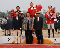 Siegererhrung der 2. FEI World Cup Etappe in Beijing mit Liu Tongyan, Nulahemaiti Abai und Huang Zuping auf dem Podest. Foto: Christoph Johanning-Möllerhaus